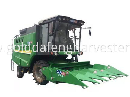 Self-propelled Corn Harvester separate grain from cob